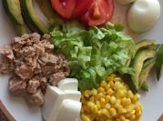 Una foto de ensalada quesillo