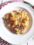 Fusilli con zucchine, tonno e pomodorini