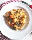 Fusilli con zucchine, tonno e pomodorini