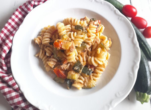 Foto di Fusilli con zucchine, tonno e pomodorini