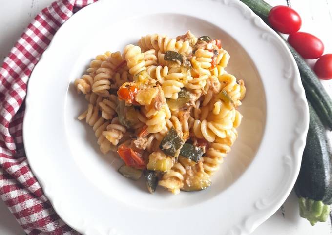 Ricetta Fusilli con zucchine, tonno e pomodorini di Anna Di Meo - Cookpad