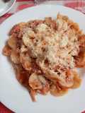 Corbatitas o moños con salsa y carne