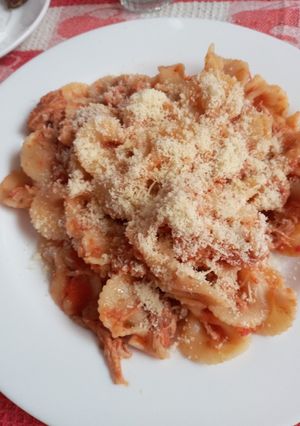 Una foto de Corbatitas o moños con salsa y carne