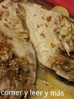 Una foto de Pargo con patatas al horno
