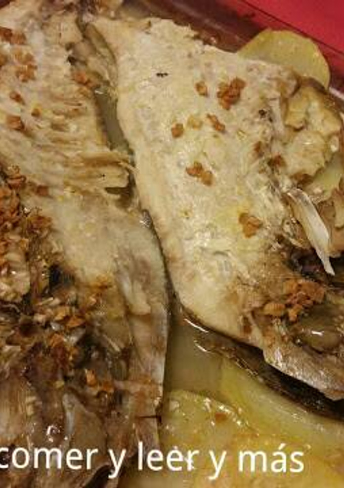 Una foto de Pargo con patatas al horno