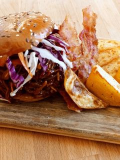 Szaftos, tépett BBQ pulykaburger recept fotója