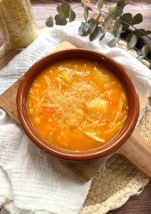 Una foto de Fideos con alubias y topping de levadura nutricional