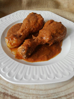 Una foto de Muslitos de pollo con tomate y albahaca
