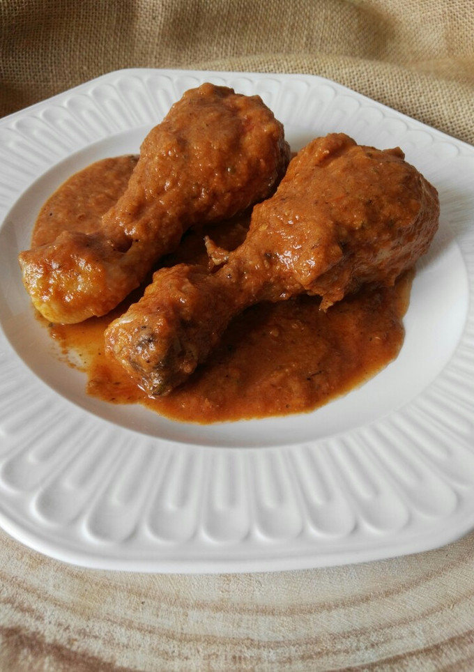 Una foto de Muslitos de pollo con tomate y albahaca