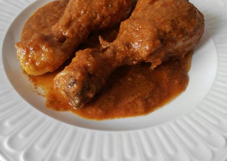 Muslitos de pollo con tomate y albahaca