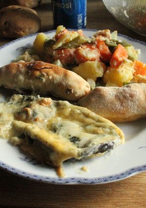 Una foto de 4 en 1. Pan, ensalada, ruleros rellenos y berenjena a la mía