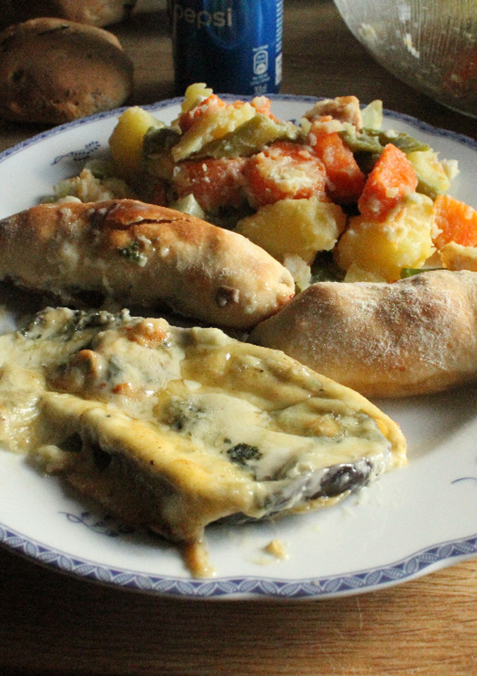 Una foto de 4 en 1. Pan, ensalada, ruleros rellenos y berenjena a la mía