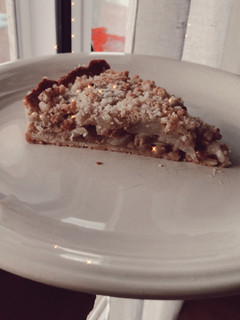 Una foto de Tarta de manzana con crumble✨