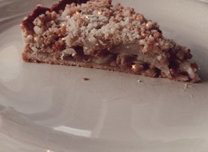 Una foto de Tarta de manzana con crumble✨