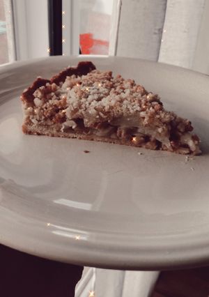 Una foto de Tarta de manzana con crumble✨