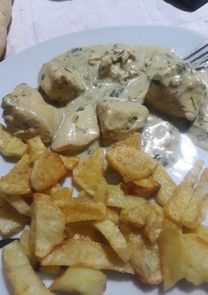 Una foto de Pechugas al verdeo con fritas