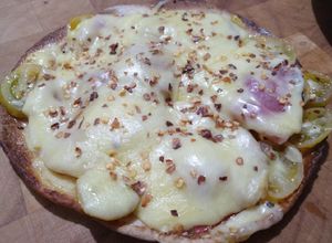 Una foto de Pizzeta en pan árabe o pan pita