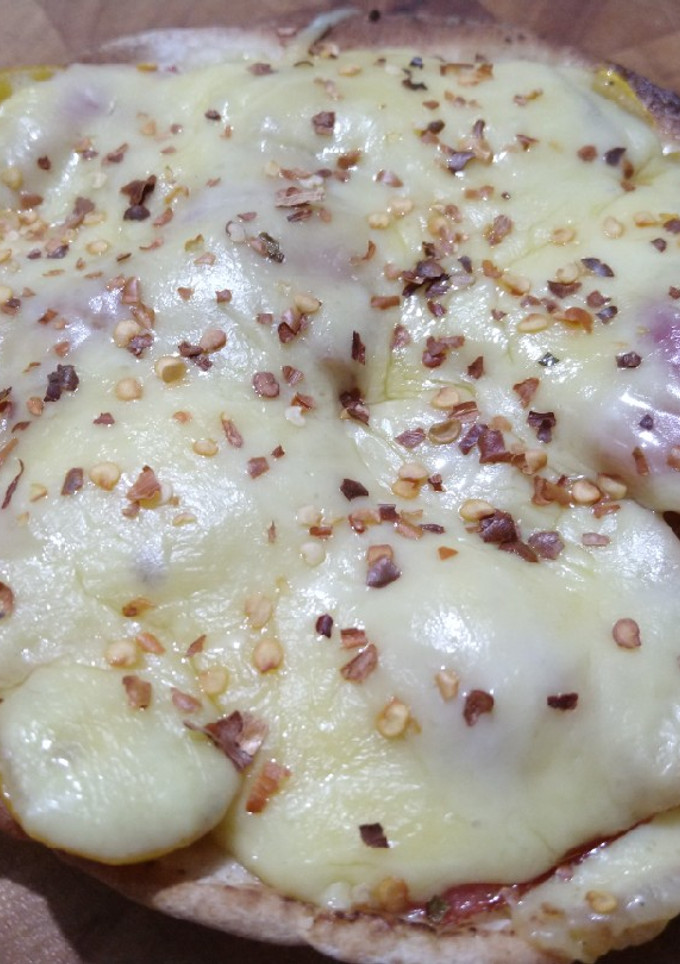 Una foto de Pizzeta en pan árabe o pan pita