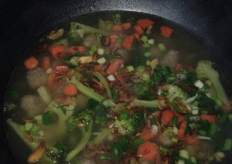 Langkah Mudah untuk Menyiapkan Sop sayur bakso simpel Anti Gagal