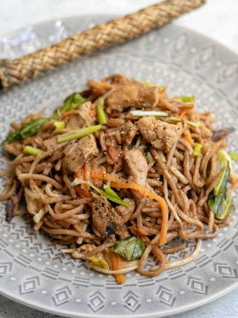 Easy Steps to Prepare Chicken Chow Mein with Whole wheat noodles 🍜 🥢 the So Delicious Tasty