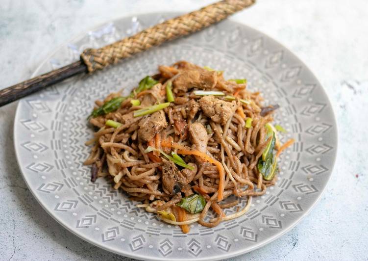 Step-by-Step Guide to Prepare Perfect Chicken Chow Mein with Whole wheat noodles 🍜 🥢
