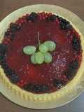 Crostata morbida con frutti di bosco e uva bianca