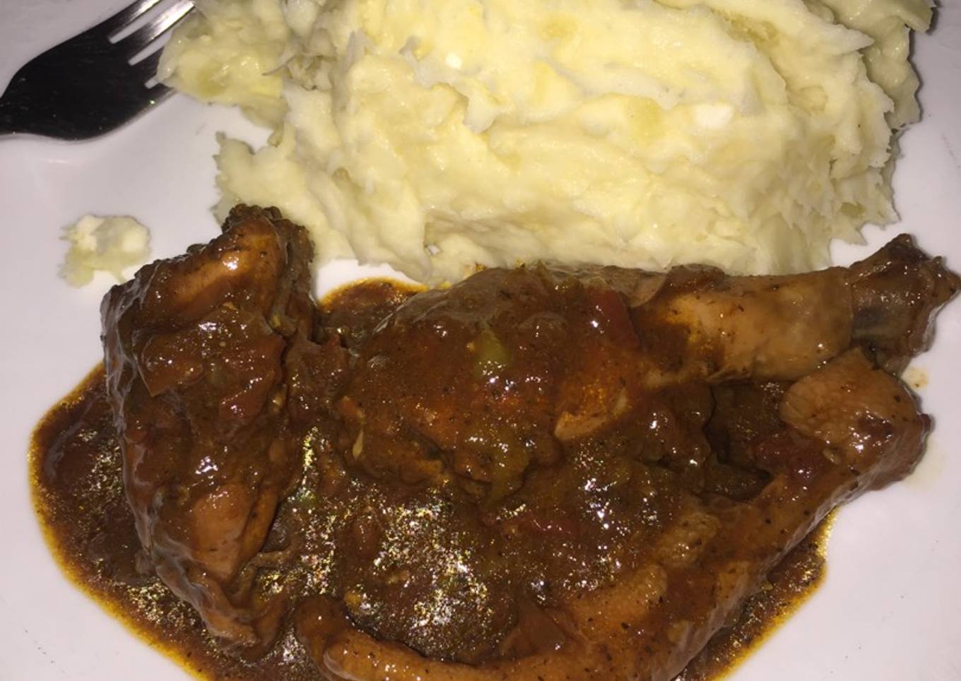 Pollo guisado con puré yuca