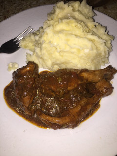 Una foto de Pollo guisado con puré yuca