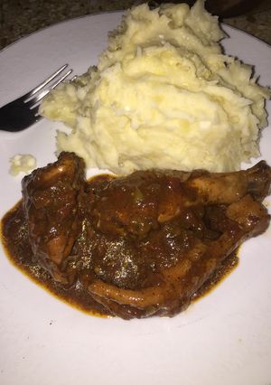 Una foto de Pollo guisado con puré yuca