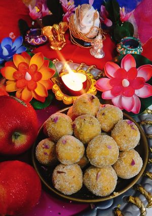बेसन के लड्डू(besan k laddu recipe in Hindi) रेसिपी मुख्य फोटो