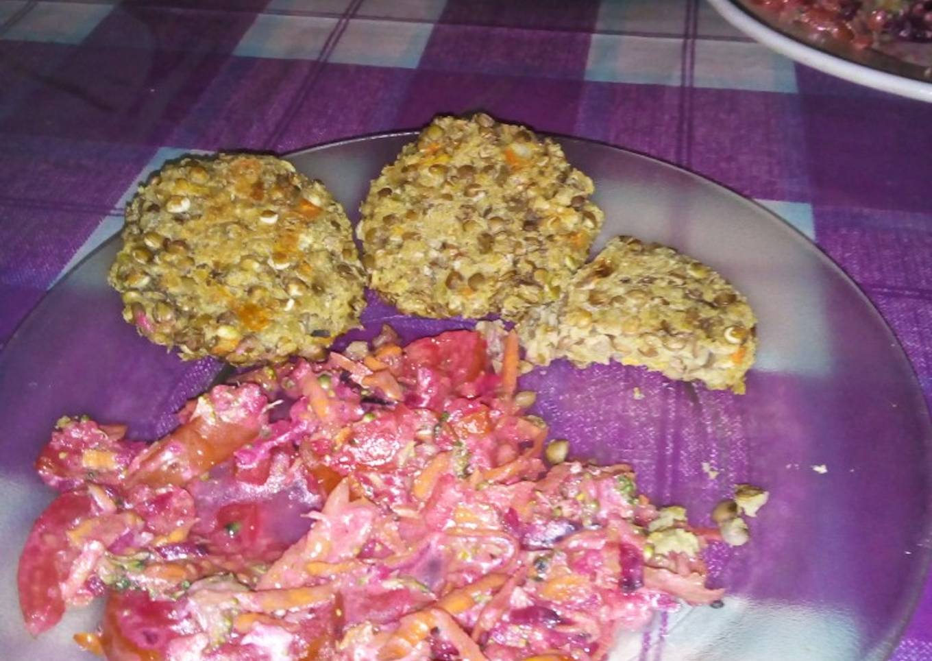 Hamburguesas de lentejas acompañado con ensalada nutritiva 🍽️