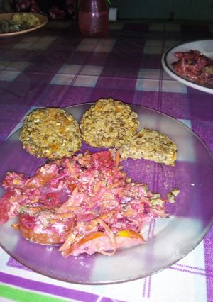Una foto de Hamburguesas de lentejas acompañado con ensalada nutritiva 🍽️