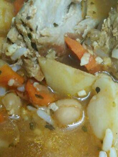 Una foto de Atún rojo a la olla con papas y garbanzos!!