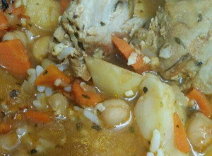 Una foto de Atún rojo a la olla con papas y garbanzos!!