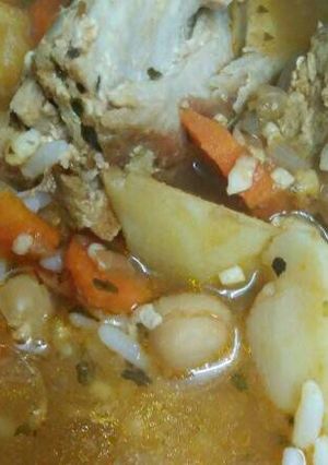 Una foto de Atún rojo a la olla con papas y garbanzos!!