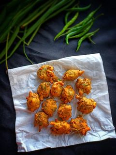 हरे प्याज़ के पत्ते के पकौड़े (hare pyaz ke patte ke pakode recipe in Hindi) रेसिपी मुख्य फोटो
