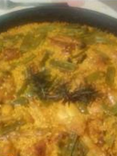 Una foto de Paella Valenciana🍋🍗🥂
