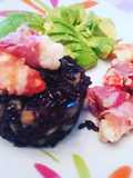 Tortino di riso venere con melanzane, gamberoni e avocado