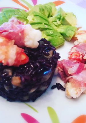 Foto di Tortino di riso venere con melanzane, gamberoni e avocado