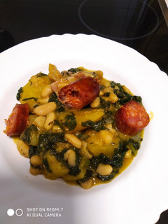 Una foto de Fabada con espinacas y chorizo