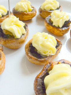 Una foto de Champiñones rellenos de caracoles y alioli