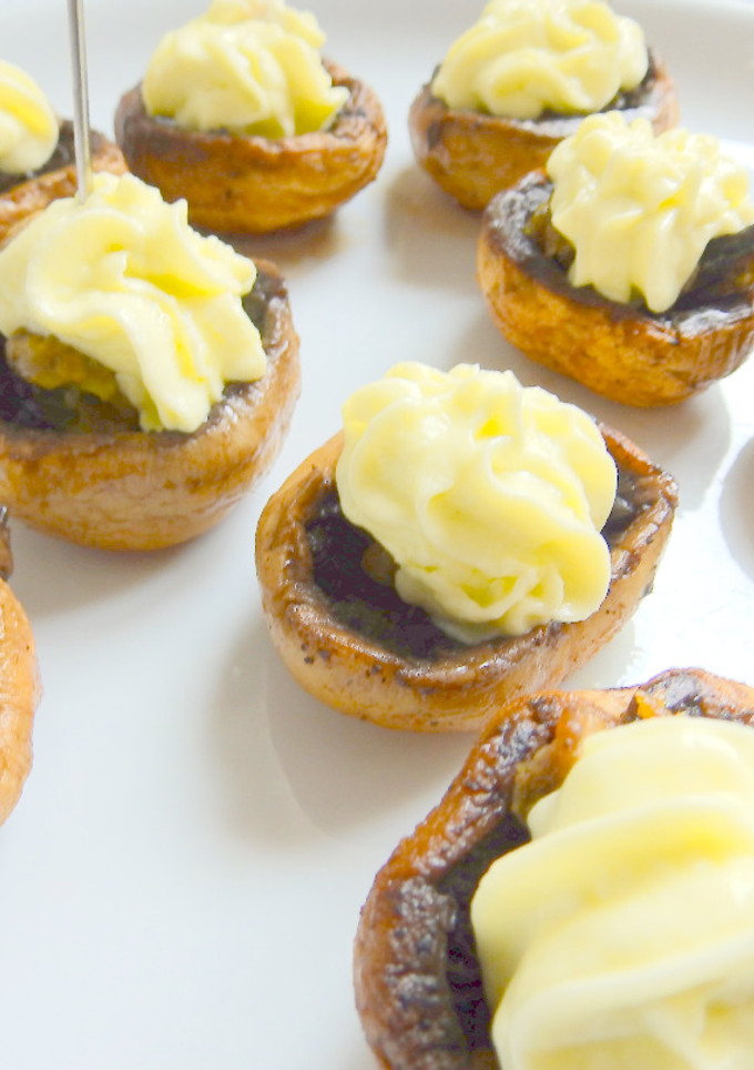 Una foto de Champiñones rellenos de caracoles y alioli