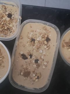 Una foto de Postre de plátano y yogur griego natural con muesly