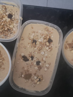 Una foto de Postre de plátano y yogur griego natural con muesly