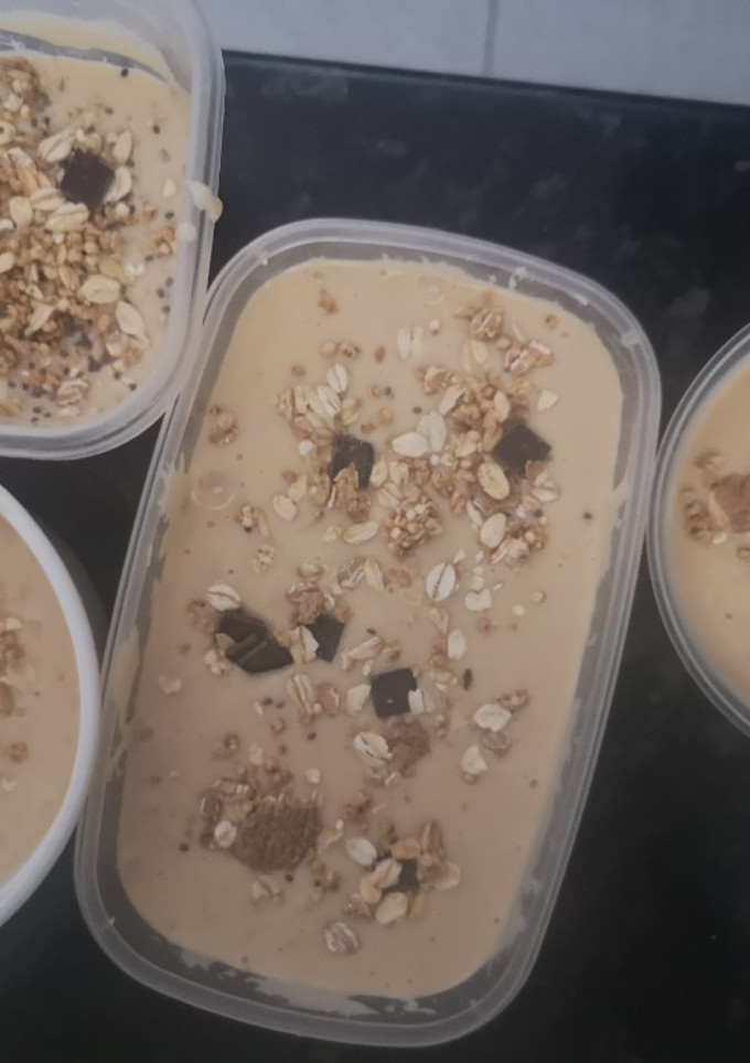 Una foto de Postre de plátano y yogur griego natural con muesly