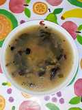 Sopa de caldo casero con algas wakame