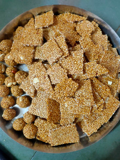 તલ ની ચીકી (Til Chiki Recipe In Gujarati) રેસીપી મુખ્ય ફોટો