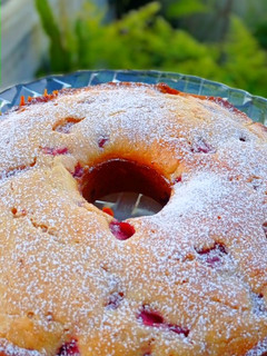 Una foto de Budín con frutillas