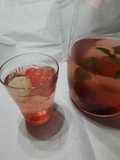 Agua saborizada con cerezas, uvas, menta y jengibre