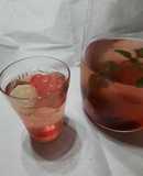 Agua saborizada con cerezas, uvas, menta y jengibre